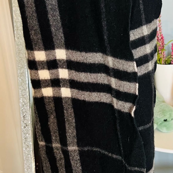 Authentic Burberry 100% cashmere Scarf - Picture 3 of 8